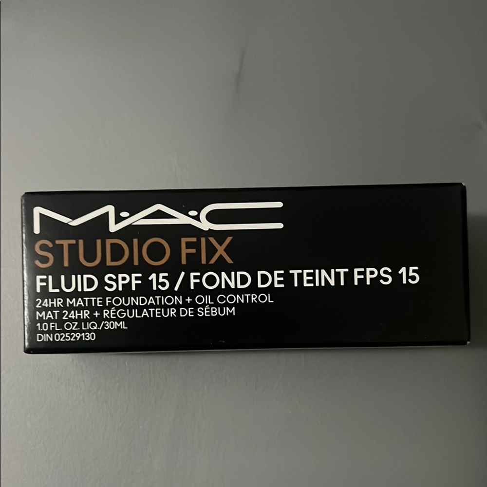 MAC Studio Fix Fluid SPF 15 Foundation in NC60